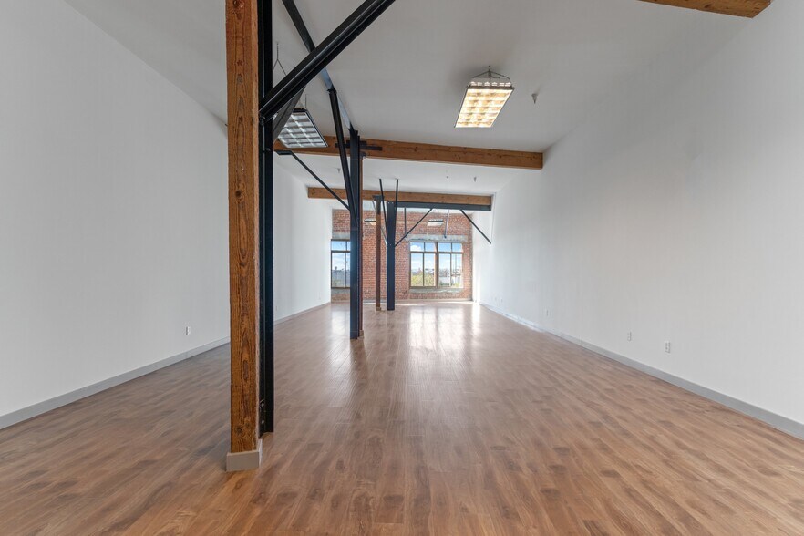 More Photos Of 2079 E 15th St, Los Angeles Flex For Lease