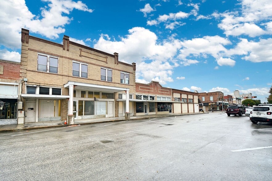 Primary Photo Of 109-111 N River St, Seguin Office For Lease