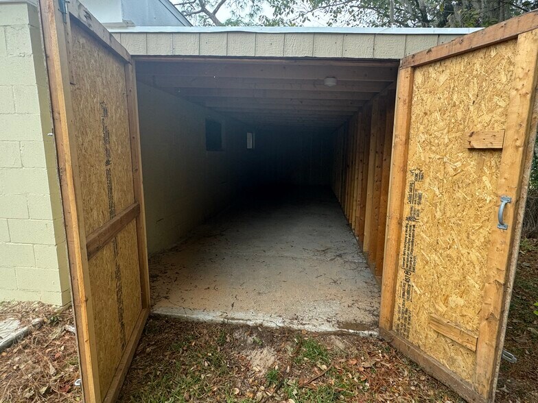 More Photos Of 205 Fern Dr, Leesburg Self Storage For Lease