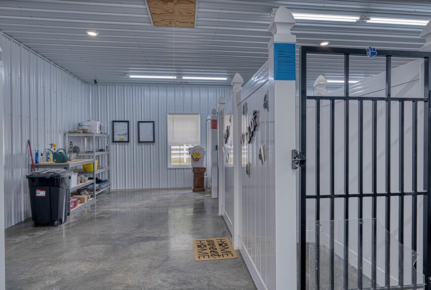 More Photos Of 1601 ST RTE 56E STATE ROUTE 56E, Morganfield Veterinarian Kennel For Sale