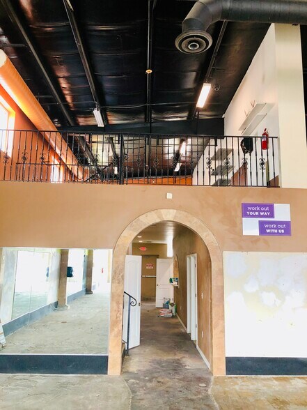 More Photos Of 2905 W Kennedy Blvd, Tampa Freestanding For Sale