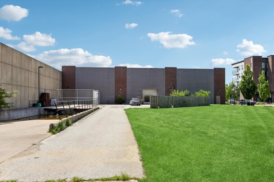 More Photos Of 903 Quarry Rd, Coralville Storefront For Sale