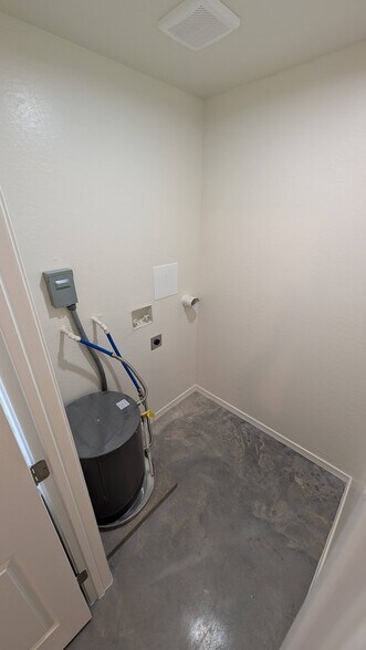 More Photos Of 853 Airport Loop Rd, Taylor Unknown For Lease