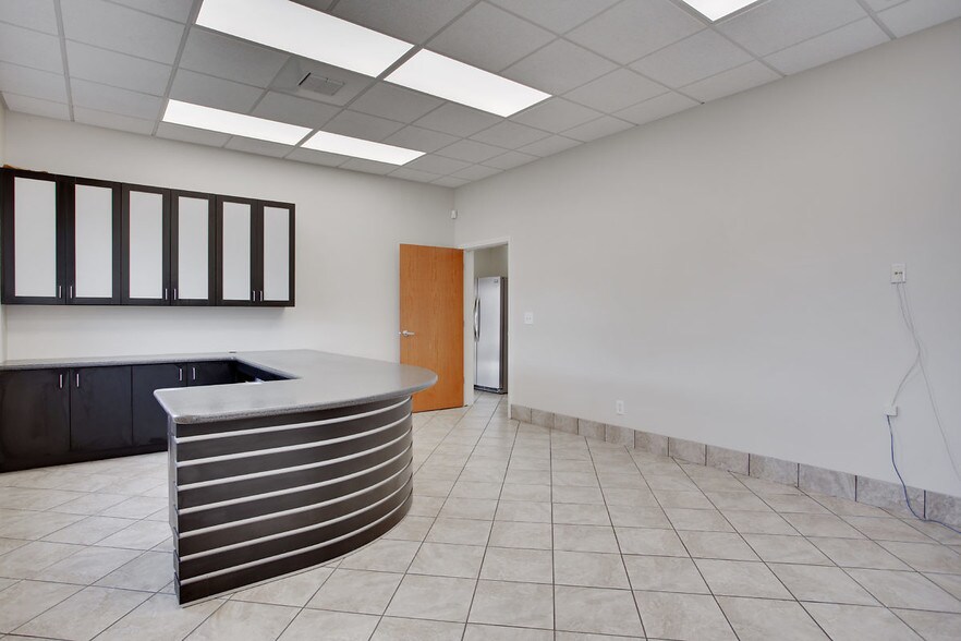 More Photos Of 138 Coremark Ct, Bakersfield Service For Lease