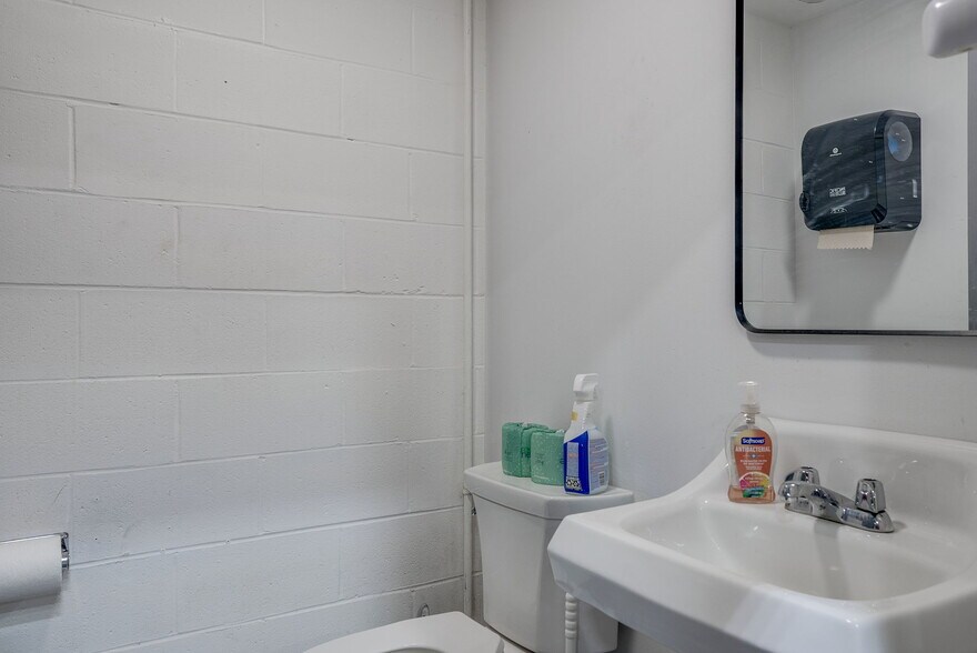 More Photos Of 34 Sullivan Rd, North Billerica Warehouse For Lease