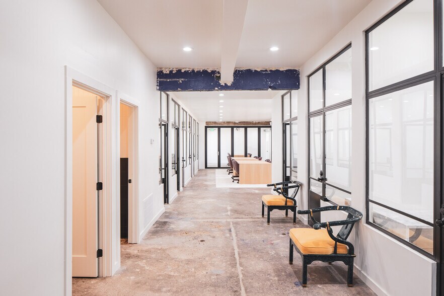 More Photos Of 1537 Singleton Blvd, Dallas Office For Lease