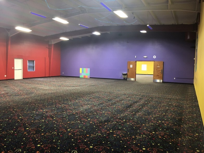 More Photos Of 1014-1016 US Highway 19 N, Holiday Showroom For Lease