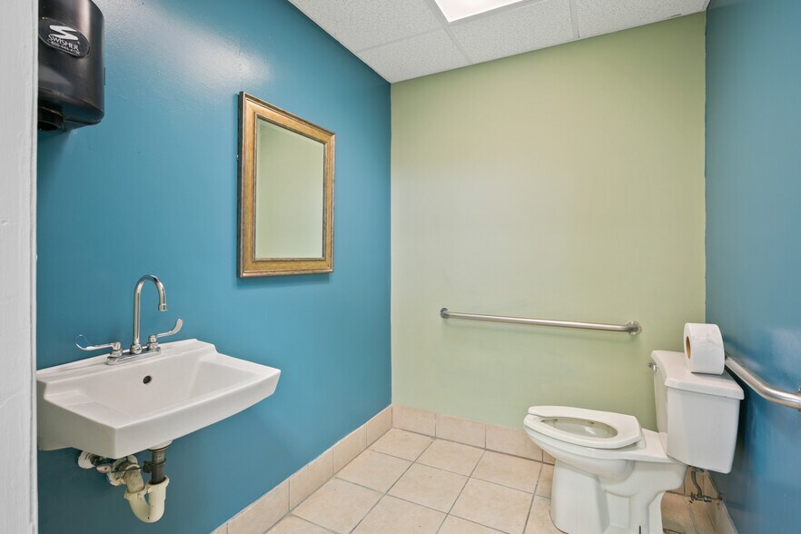 More Photos Of 2255 Dunn Ave, Jacksonville Medical For Lease