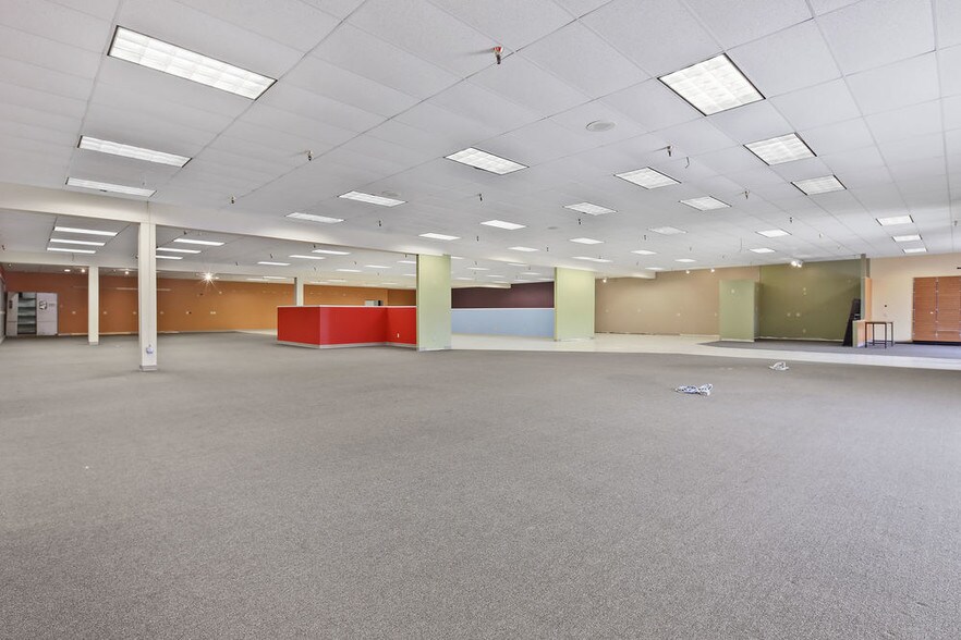 More Photos Of 110-114 S Rum River Dr, Princeton General Retail For Lease