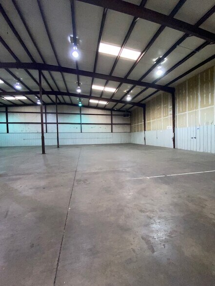 More Photos Of 400 S Eagle Ln, Oklahoma City Warehouse For Lease
