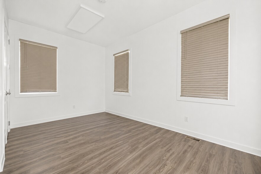 More Photos Of 16 Division St W, Greenwich Loft Creative Space For Lease