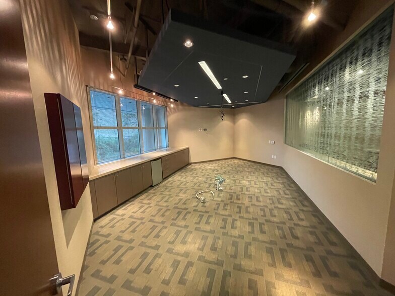 More Photos Of 26010 Mureau Rd, Calabasas Office For Sale