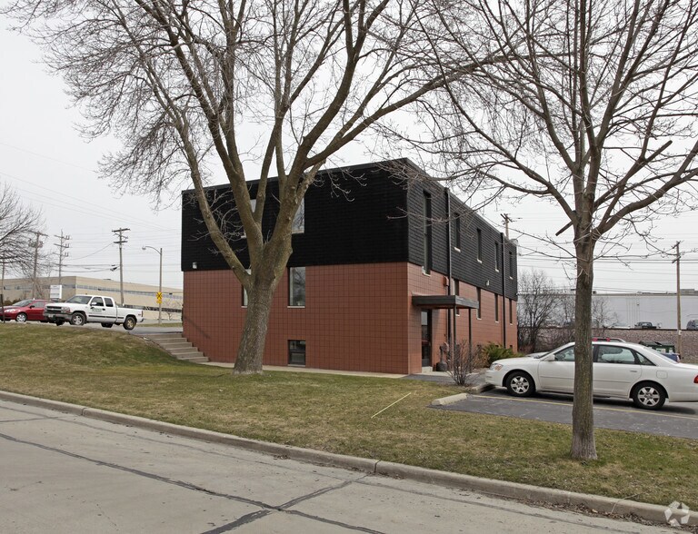More Photos Of 10855 W Potter Rd, Milwaukee Office For Lease