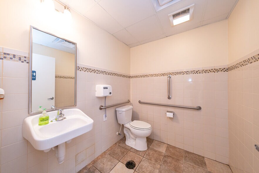 More Photos Of 101 Elm Ave, Louisa General Retail For Sale