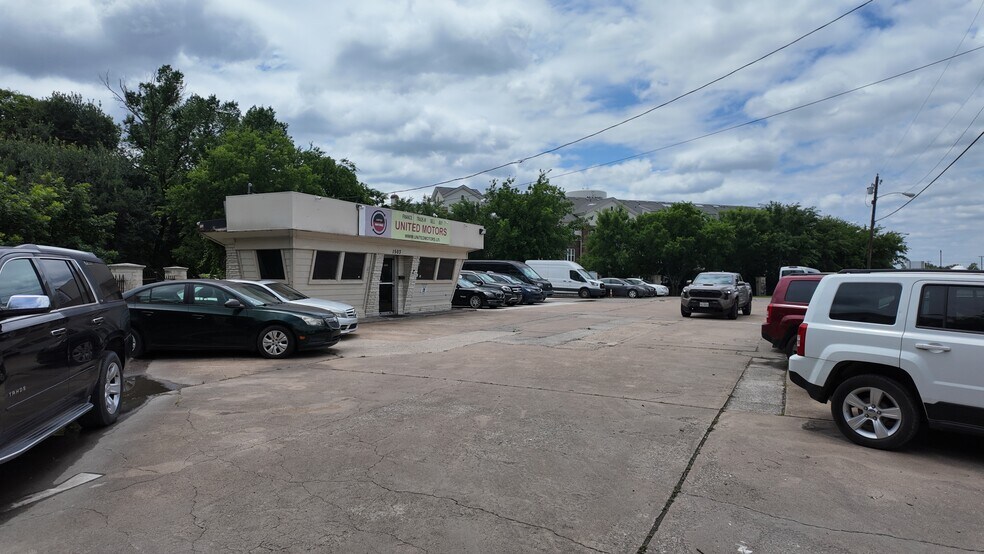 More Photos Of 1503 S McDonald St, McKinney Convenience Store For Sale