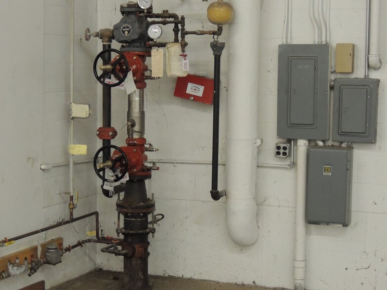 More Photos Of 14 Lexington Dr, Laconia Light Manufacturing For Lease