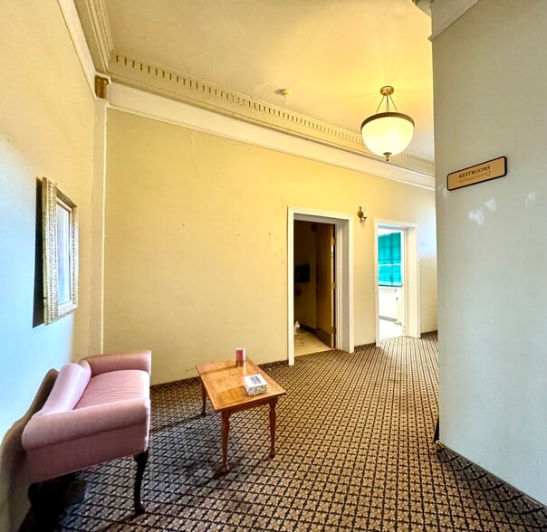 More Photos Of 118 E Court St, Paris Hotel For Sale