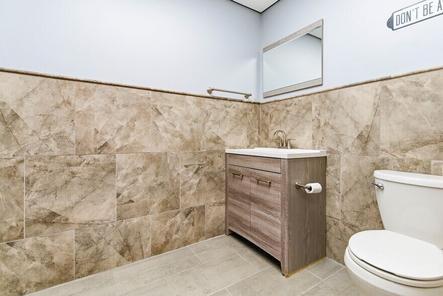 More Photos Of 13720 Aiken Rd, Louisville Warehouse For Lease