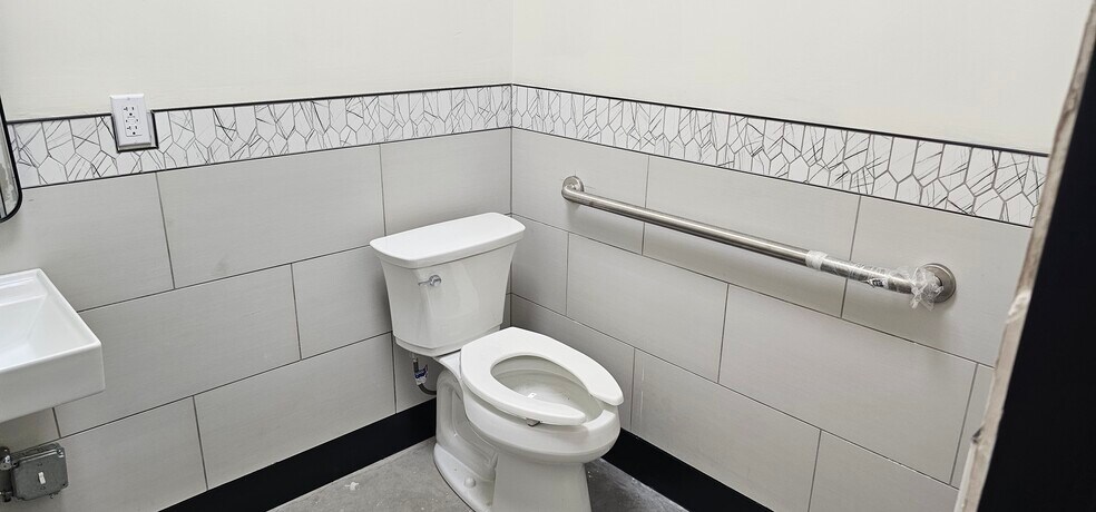 More Photos Of 6824 Belasco Ave, Orlando Manufacturing For Lease