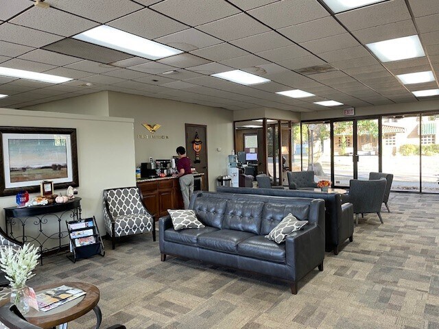 More Photos Of 123 W Highland St, Shawnee Office For Lease