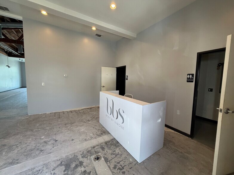 More Photos Of 137-141 S Barrington Pl, Los Angeles Unknown For Lease