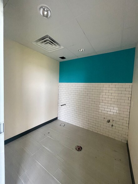 More Photos Of 500 W Business Highway 77, San Benito General Retail For Lease