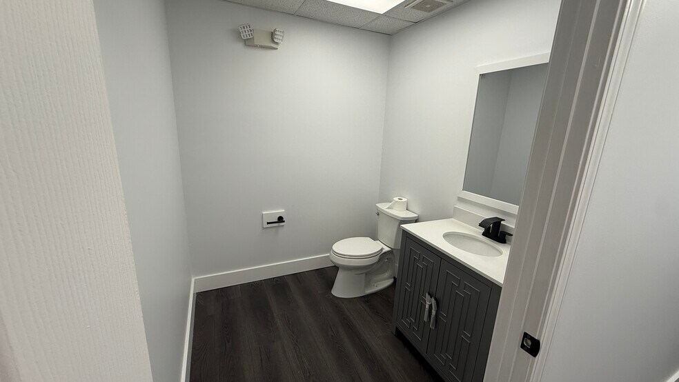 More Photos Of 11801 Brinley Ave, Louisville Medical For Lease
