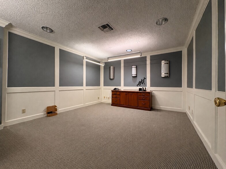 More Photos Of 106 W Turbo Dr, San Antonio Flex For Sale