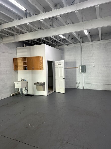 More Photos Of 964 Service St, West Palm Beach Warehouse For Lease