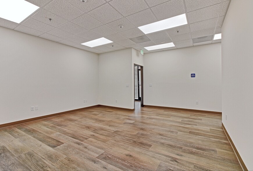 More Photos Of 4483 McGrath St, Ventura Service For Lease