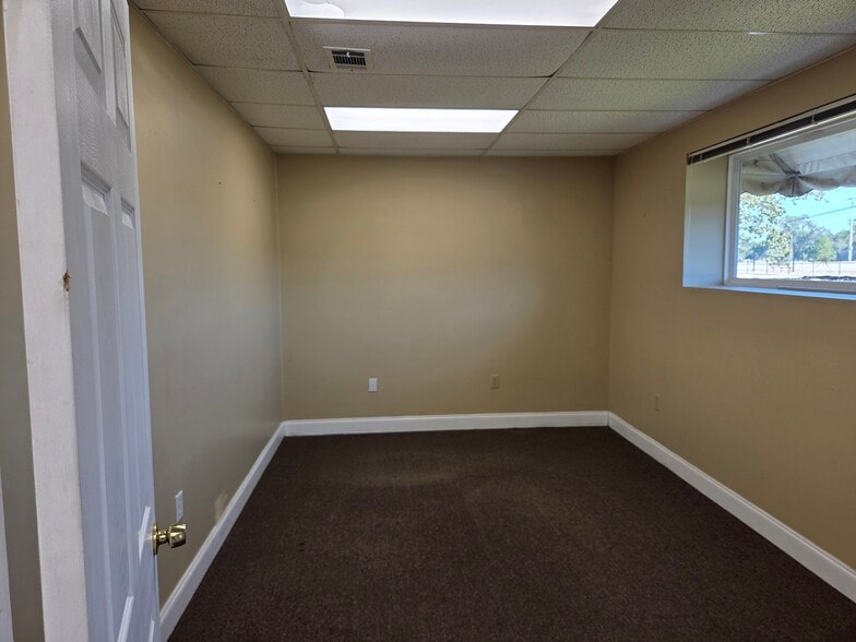 More Photos Of 3140 Lees Ln, Mobile Light Distribution For Sale