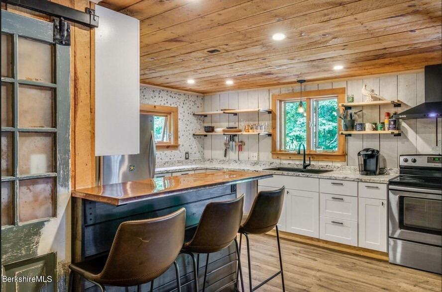 More Photos Of 1099 New Ashford Rd, Williamstown Veterinarian Kennel For Sale