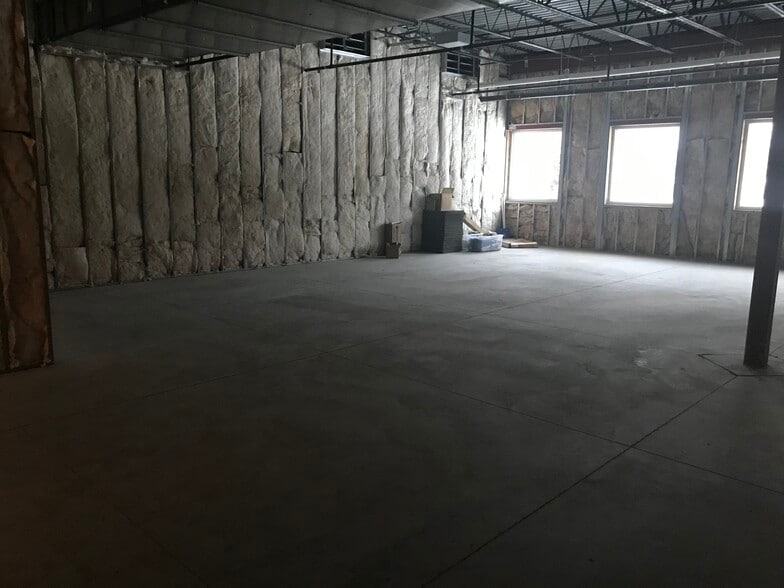 More Photos Of 3900 28th Avenue Dr, Moline Medical For Lease