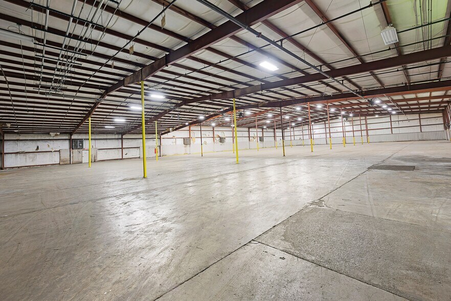 More Photos Of 456 Swanson Dr, Dresden Warehouse For Lease