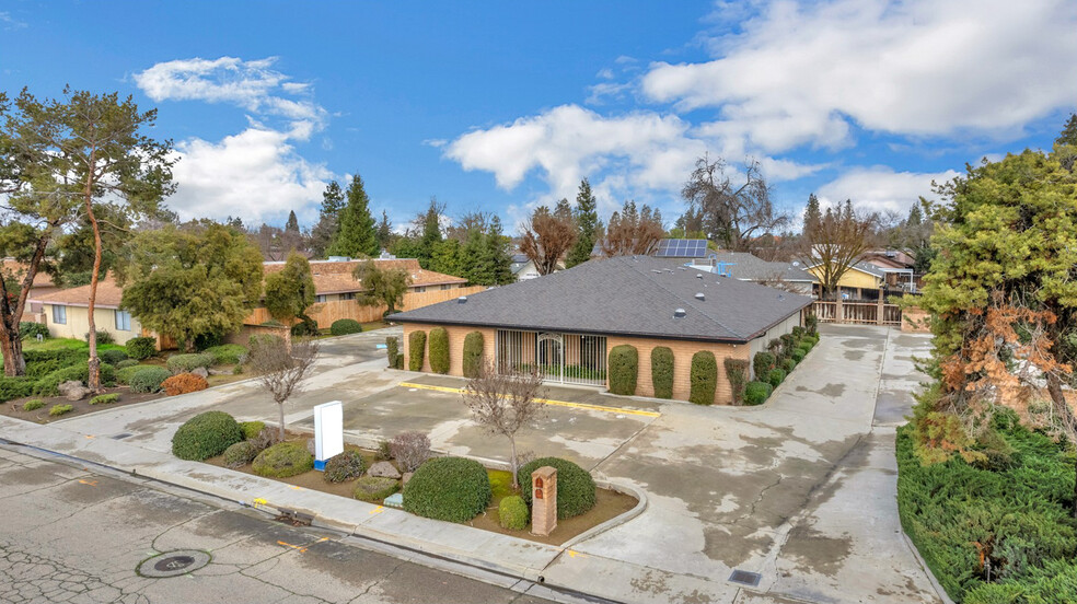 Primary Photo Of 326-346 W Carob Ave, Reedley Healthcare For Lease