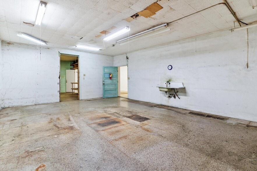 More Photos Of 227 E Main St, Tavares General Retail For Sale