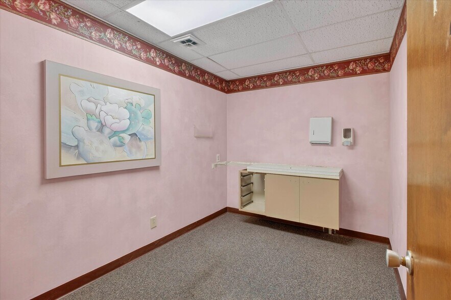 More Photos Of 820 N Pine River St, Ithaca Healthcare For Sale