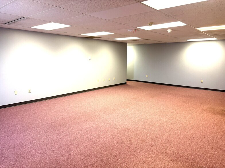 More Photos Of 225 N High St, Muncie Office For Sale