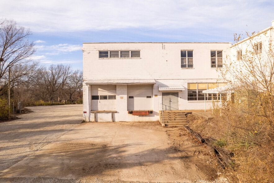 More Photos Of 209 W Main St, Linn Warehouse For Sale