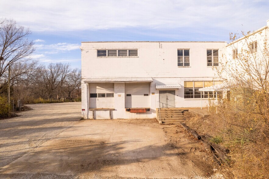 More Photos Of 209 W Main St, Linn Warehouse For Sale