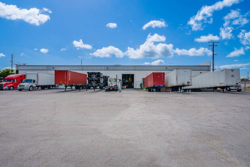 More Photos Of 13360 Molette St, Santa Fe Springs Warehouse For Lease