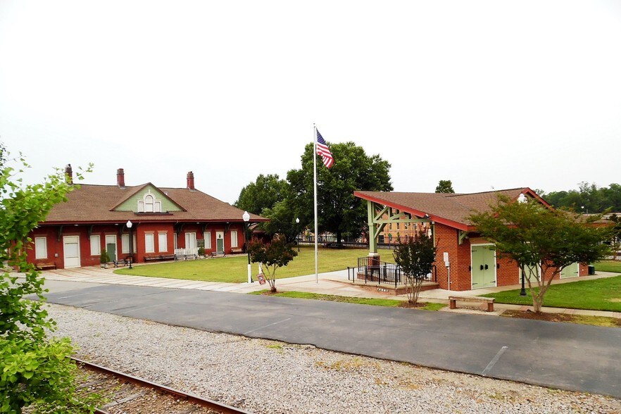 More Photos Of 148 S Moore St, Sanford Restaurant For Lease