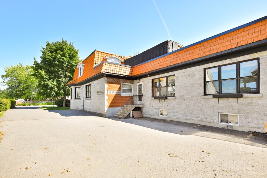 Primary Photo Of 2130 Av Bourgogne, Chambly Office For Sale