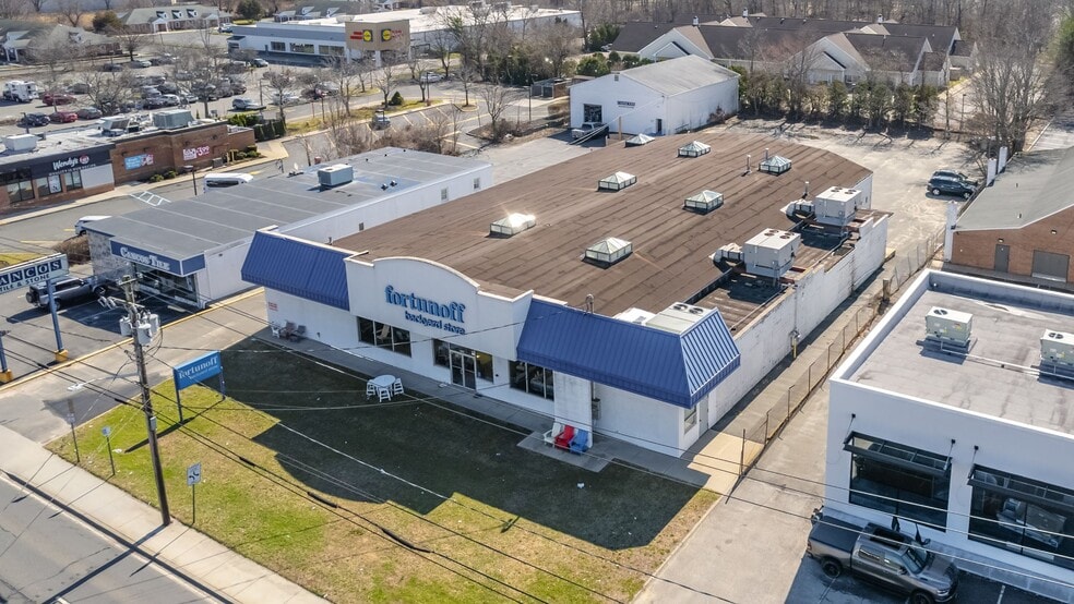 Primary Photo Of 1189 Old Country Rd, Riverhead Freestanding For Sale