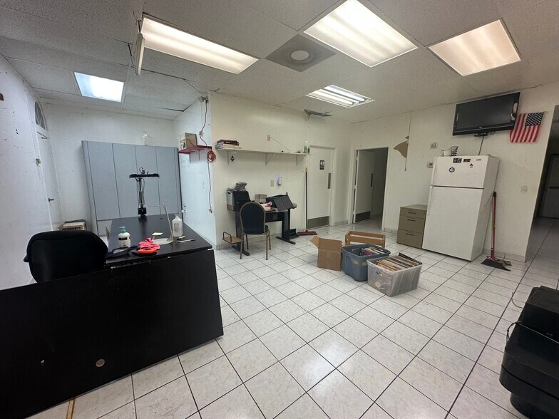 More Photos Of 2028 Hollywood Blvd, Hollywood Storefront Retail Residential For Lease