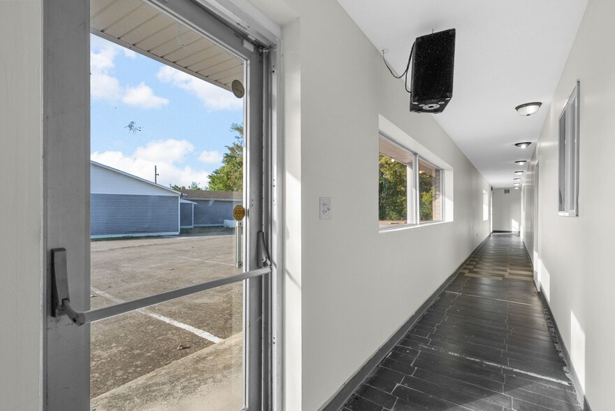 More Photos Of 124 10th St, Clarksville Flex For Sale