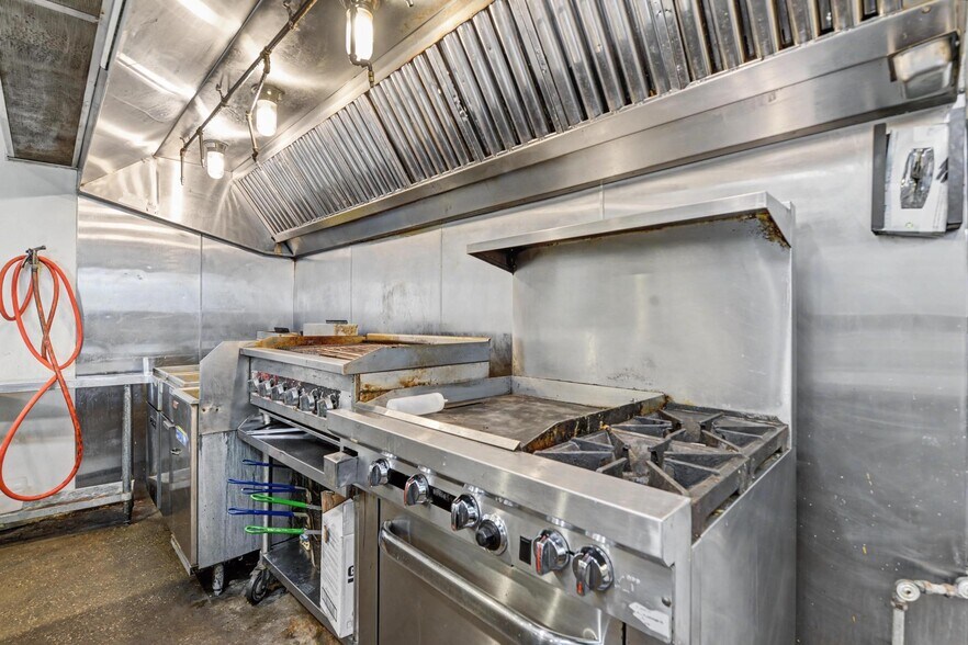 More Photos Of 113 S Beach Blvd, Bay Saint Louis Restaurant For Sale