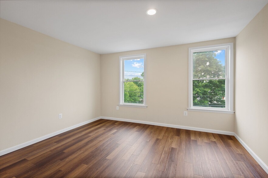 More Photos Of 8519 Chestnut Ave, Bowie Storefront For Sale