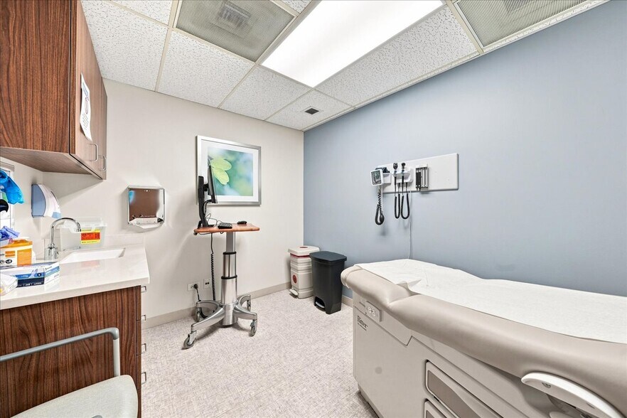 More Photos Of 3303 S Halsted St, Chicago Medical For Lease