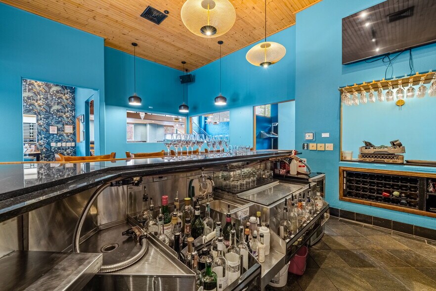 More Photos Of 701 E 2nd Ave, Durango Showroom For Lease